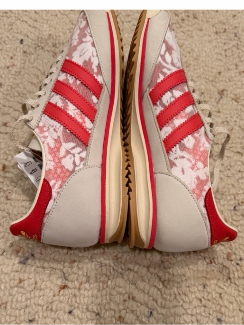 adidas Ladies Size 9 in Cream with Red Accents - Picture 8 of 11
